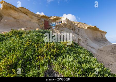 Lager- und Verkaufsraum der Familie Cini über den Salinen in der Bucht von Xwejni. Die Familie erntet hier seit 1860 Salz aus dem Mittelmeer. Leli Tal-Melh Salzladen in Xwejni in der Nähe von Marsalforn, Gozo, Malta Stockfoto