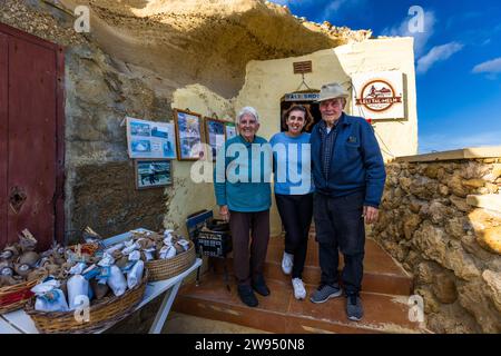 Rose und Mario Cini mit ihrer Tochter Josephine Xuereb. Ihre Familie ist die fünfte Generation, die Salinen auf Gozo in der Bucht von Xwejni betreibt. Leli Tal-Melh Salzladen in Xwejni in der Nähe von Marsalforn, Gozo, Malta Stockfoto