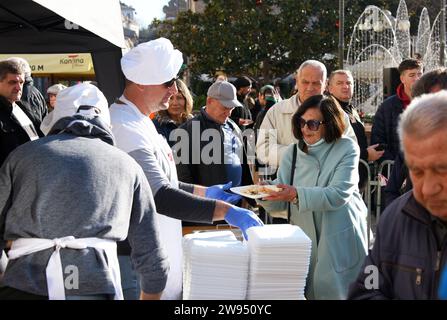 Pula, Kroatien. Dezember 2023. Personen, die einen Teil eines traditionellen Risottos mit Meeresfrüchten (Risotto ai Fruitti di Mare) während eines traditionellen Weihnachtsessens am Weihnachtsabend auf dem Stadtmarkt in Pula, Kroatien, erhalten am 24. Dezember 2023. Foto: SASA Miljevic/PIXSELL Credit: Pixsell/Alamy Live News Stockfoto