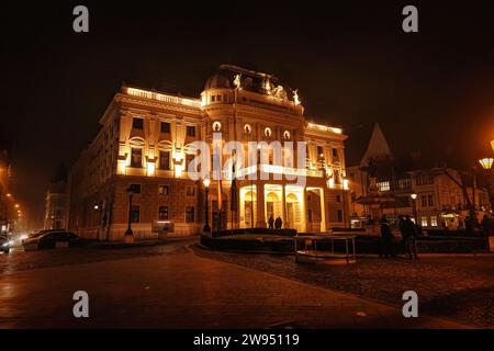 Bratislava, Slowakei 12 18 2023 nächtliche Nahaufnahme des alten Slowakischen Nationaltheaters im Stadtzentrum Stockfoto