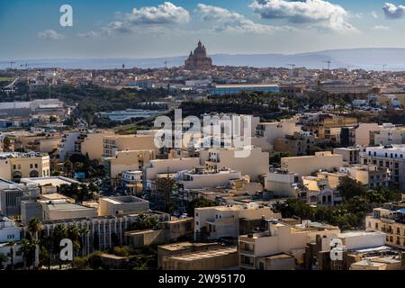 Die Aussicht von der Cittadella in Victoria (Rabat) über die Insel Gozo, Malta. Von der erhöhten Position der Festung erstreckt sich der Blick über einen Großteil der ovalen Insel, die nur 67 Quadratkilometer umfasst und die zweitgrößte des maltesischen Archipels ist. Stockfoto
