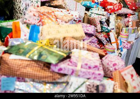 Berlin, Deutschland. Dezember 2023. Geschenke liegen auf einem Tisch bei einem kostenlosen Weihnachtsessen des Arche und Hofbräu Berlin für Kinder und Familien mit benachteiligten Hintergründen im Hofbräu Wirtshaus. Quelle: Christoph Soeder/dpa/Alamy Live News Stockfoto