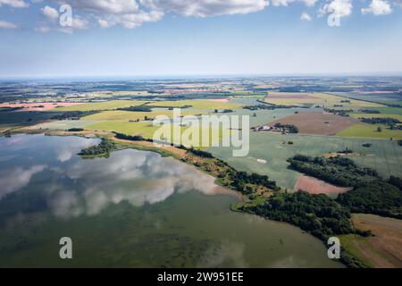 Panoramablick auf Fluss und See aus der Vogelperspektive Stockfoto