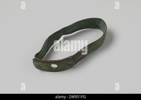 Fitting Ring aus dem Wrack der Ostindianer Hollandia, Anonym, 1700 - in oder vor 1743 Fittings, Bänder und Versteifungen, rund: Genietet; gequetscht, Streifen mit abgeschnittenen Ecken, überlappende Naht mit 2 Nieten, 1 kreisförmiges Loch. Niederlande Kupfer (Metall) an zweiter Stelle Stockfoto