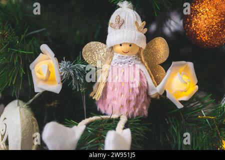 Weihnachtsbaumschmuck, lächelnde Engelsfigur Stockfoto