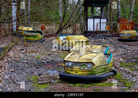 Ein alter, baufälliger Stoßfänger mit abblätternder Farbe, die Anzeichen von Vernachlässigung und Verfall zeigt. Stockfoto