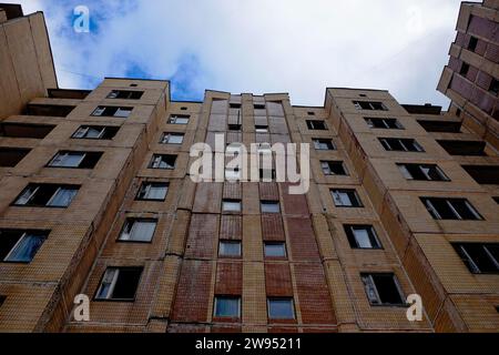 Fassade eines mehrstöckigen Wohngebäudes. Verlassenes Gebäude in Pripyat. Alte Gebäude in der Neuansiedlungszone von Tschernobyl. Stockfoto