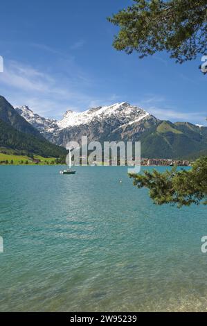 Achensee und Dorf Pertisau, Tirol, Österreich Stockfoto