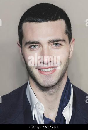 Bruce Herbelin-Earle, Schauspieler, nimmt an der Premiere „The Boys in the Boat“ Teil, Nahaufnahme von Face Smiling, London, Großbritannien Stockfoto