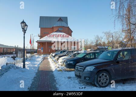 SORTAVALA, RUSSLAND - 10. MÄRZ 2021: Parkplatz am sonnigen Märztag im Bahnhofsgebäude Stockfoto