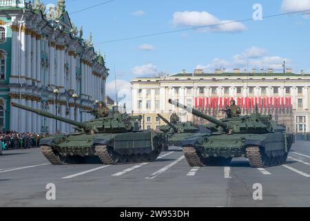 PETERSBURG, RUSSLAND - 28. APRIL 2022: Russische Panzer T-72B3 auf dem Palastplatz. Fragment der Probe der Militärparade zu Ehren des Siegtages Stockfoto