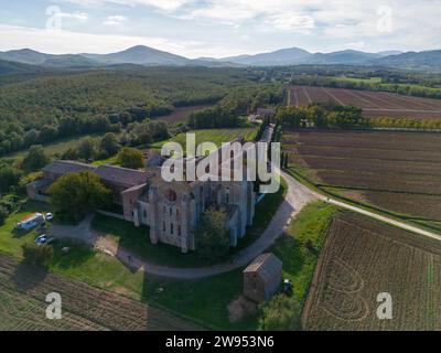 Luftdrohnenfoto der Abazzia di san Galgano, eine alte Abtei in den Hügeln der Toskana, Italien. Stockfoto