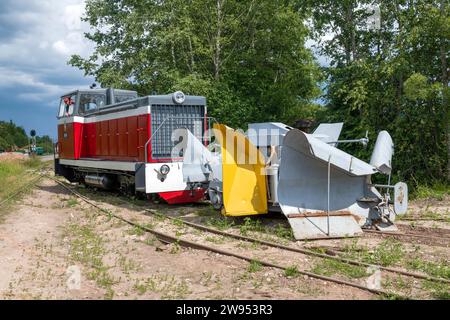 TESOVO-NETYLSKY, RUSSLAND - 15. JULI 2023: Russische Schmalspurlokomotive TU7A mit gezogenem Schneepflug SP-1 in der Tesovo Schmalspurbahn m Stockfoto