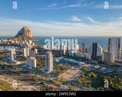 Drohnenfoto der spanischen Küstenstadt Calpe an der Costa Blanca. Stockfoto