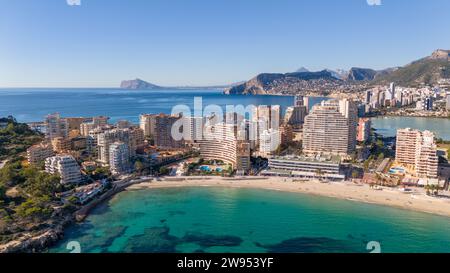 Drohnenfoto der spanischen Küstenstadt Calpe an der Costa Blanca. Stockfoto