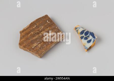 Scherf van Porselein und Scherf van Steengoed aus dem Wrack der Ostindianer Hollandia, Anonym, 1700 - in oder vor 1743 Steinzeug, Rheinisch, Langerwehe-Ware, Vorratsglas; Fragment des Körpers, sim. NG 1980-27H409; Fragment aus Porzellan. Kölner Steingut. Porzellan Sekunde Stockfoto