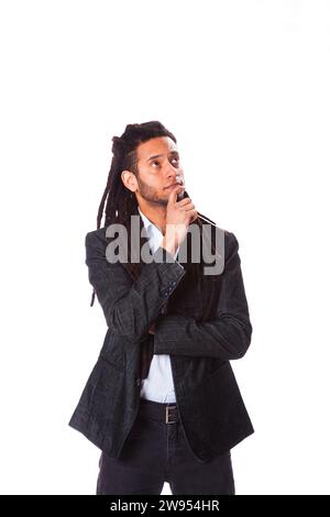 rastafari junger Mann, der im Studio denkt Stockfoto