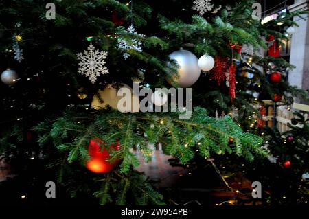 Kopenhagen, Dänemark/24. Dezember 2023/ interantionelle und inländische Trallvers Weihnachtsfeier mit Blick auf den Christamsbaum am Kopenhagener Hauptbahnhof.Foto.Francis Joseph Dean/Dean Pictures Stockfoto