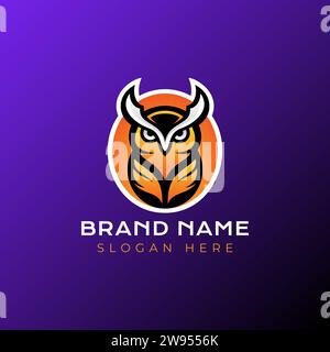Vektorillustration des Eulen-Logos. Maskottchen mit Emblem-Logo auf lila verlaufendem Hintergrund. Stock Vektor