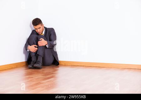 Kaufmann an der Ecke von seinem Arbeitszimmer mit Angst Stockfoto