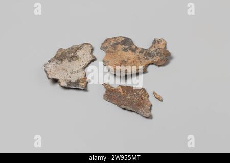 Fragmente Blech aus dem Wrack der Ostindianer Hollandia, 1700 - in oder vor 1743 Fragment Teile von Artefakten; erodierte Fragmente: Materialien; Zinn. Niederlande Zinn (Metall) an zweiter Stelle Stockfoto