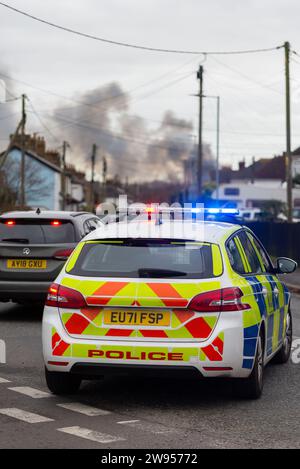 Stambridge, Essex, Großbritannien. Dezember 2023. Rund 60 Feuerwehrleute sind bei einem Großbrand einer Industrieeinheit auf einer Farm in Stambridge, nördlich von Southend on Sea in Essex, vor Ort. Die Polizei hat Straßen in der Gegend gesperrt und rät Menschen, die in der Nähe leben, ihre Fenster wegen des Rauches zu schließen. Eine Reihe von Unternehmen nutzen Lagereinheiten für Fahrzeuge und andere Gegenstände, die bei einem Brand möglicherweise verloren gegangen sind Stockfoto