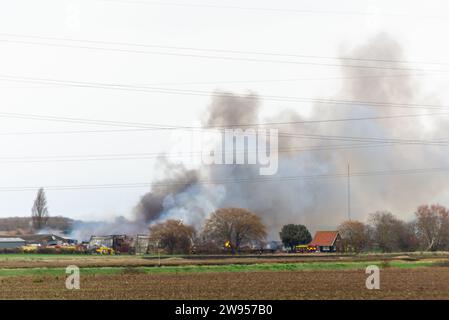 Stambridge, Essex, Großbritannien. Dezember 2023. Rund 60 Feuerwehrleute sind bei einem Großbrand einer Industrieeinheit auf einer Farm in Stambridge, nördlich von Southend on Sea in Essex, vor Ort. Eine Reihe von Unternehmen nutzen Lagereinheiten für Fahrzeuge und andere Gegenstände, die bei einem Brand möglicherweise verloren gegangen sind Stockfoto