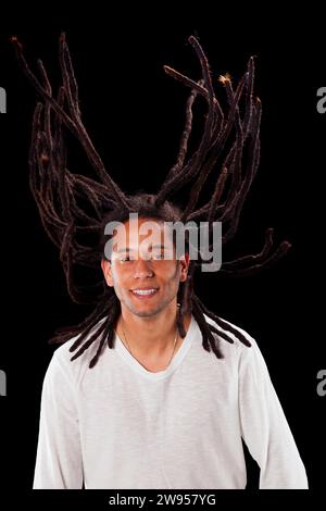 Glücklicher rastafari-Mann mit fliegenden Haaren Stockfoto