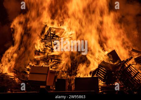 Großes Lagerfeuer, das im Dunkeln brennt Stockfoto