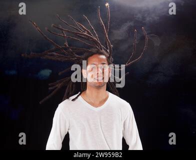 Glücklicher rastafari-Mann mit fliegenden Haaren Stockfoto