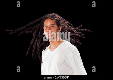 Glücklicher rastafari-Mann mit fliegenden Haaren Stockfoto