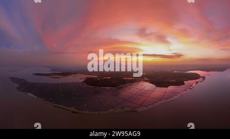 Solarpaneele am Dong Nai Fluss, Vietnam bei Sonnenuntergang Stockfoto