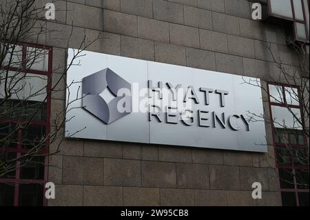 Logo, Schriftzug der Hotelkette Hyatt Regency an der Wand des Hotels. Hyatt ist eine der weltweit größten Hotelketten *** Hyatt Regency Hotelkette Logo, Schriftzug an der Wand des Hotels Hyatt ist eine der größten Hotelketten der Welt Stockfoto