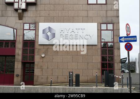 Logo, Schriftzug der Hotelkette Hyatt Regency an der Wand des Hotels. Hyatt ist eine der weltweit größten Hotelketten *** Hyatt Regency Hotelkette Logo, Schriftzug an der Wand des Hotels Hyatt ist eine der größten Hotelketten der Welt Stockfoto