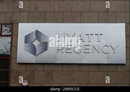 Logo, Schriftzug der Hotelkette Hyatt Regency an der Wand des Hotels. Hyatt ist eine der weltweit größten Hotelketten *** Hyatt Regency Hotelkette Logo, Schriftzug an der Wand des Hotels Hyatt ist eine der größten Hotelketten der Welt Stockfoto