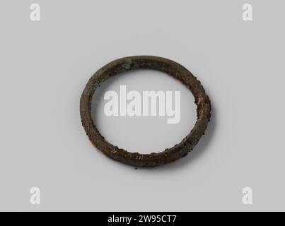 Ringförmiges Fragment aus dem Wrack der Ostindianer Hollandia, Anonym, 1700 - in oder vor 1743 Fragment variierte Teile oder Fragmente, Ringe oder ringförmige Fragmente; ID 80H946. Niederlande Kupfer (Metall) an zweiter Stelle Stockfoto