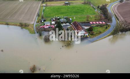 Roth, Deutschland. Dezember 2023. Die Lahn hat ihre Ufer geplatzt (Foto mit einer Drohne). Nach Starkregen sind viele Flüsse und Bäche in Hessen bis zum Rand voll oder haben ihr Ufer geplatzt. Nach Angaben des Deutschen Wetterdienstes sind die Lahn und ihre Einzugsgebiete besonders betroffen, da mit anhaltenden Regenfällen zu rechnen ist. Quelle: Nadine Weigel/dpa/Alamy Live News Stockfoto