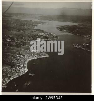 Luftbild in Schwarzweiß einer Stadt oder eines Dorfes, gelegen an einem Fluss oder einer Bucht, mit Buchten im Fluss oder in der Bucht und Booten und Wiesen, Anonym, 1930 - 1975 Luftbild in Schwarzweiß einer Stadt oder eines Dorfes, gelegen an einem Fluss oder einer Bucht, mit Buchten im Fluss oder in der Bucht und Booten (vorne) und Wiesen. Fotografischer Träger Gelatinedruck Stockfoto