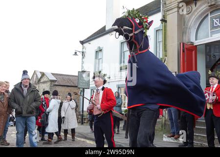 Ichmond, North Yorkshire, Großbritannien. Dezember 2023. Die Heiligabend-Tradition „Poor Old Hoss“ in Richmond, North Yorkshire. Auch bekannt als „T'owd Hoss“, und vermutlich aus dem 18. Jahrhundert, führt eine Gruppe von „Mummern“ in Jägerkostümen das Pferd durch das Stadtzentrum von Richmond, geht in Pubs und Cafés und singt sein besonderes Lied (24. Dezember 2023). (Foto: Pat Scaasi | MI News) Credit: MI News & Sport /Alamy Live News Credit: MI News & Sport /Alamy Live News Stockfoto