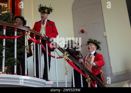 Ichmond, North Yorkshire, Großbritannien. Dezember 2023. Die Heiligabend-Tradition „Poor Old Hoss“ in Richmond, North Yorkshire. Auch bekannt als „T'owd Hoss“, und vermutlich aus dem 18. Jahrhundert, führt eine Gruppe von „Mummern“ in Jägerkostümen das Pferd durch das Stadtzentrum von Richmond, geht in Pubs und Cafés und singt sein besonderes Lied (24. Dezember 2023). (Foto: Pat Scaasi | MI News) Credit: MI News & Sport /Alamy Live News Credit: MI News & Sport /Alamy Live News Stockfoto