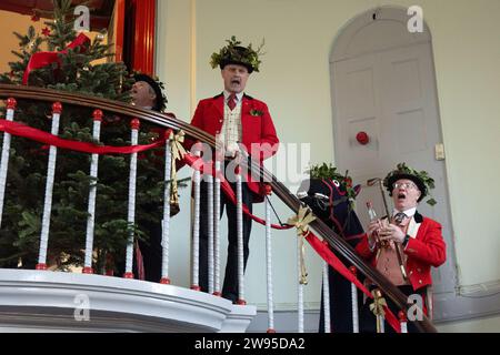 Ichmond, North Yorkshire, Großbritannien. Dezember 2023. Die Heiligabend-Tradition „Poor Old Hoss“ in Richmond, North Yorkshire. Auch bekannt als „T'owd Hoss“, und vermutlich aus dem 18. Jahrhundert, führt eine Gruppe von „Mummern“ in Jägerkostümen das Pferd durch das Stadtzentrum von Richmond, geht in Pubs und Cafés und singt sein besonderes Lied (24. Dezember 2023). (Foto: Pat Scaasi | MI News) Credit: MI News & Sport /Alamy Live News Credit: MI News & Sport /Alamy Live News Stockfoto