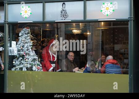 Ichmond, North Yorkshire, Großbritannien. Dezember 2023. Father Christmas besucht am 24. Dezember 2023 das kleine Drummer Boy Cafe in Richmond. (Foto: Pat Scaasi | MI News) Credit: MI News & Sport /Alamy Live News Credit: MI News & Sport /Alamy Live News Stockfoto