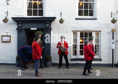 Ichmond, North Yorkshire, Großbritannien. Dezember 2023. Die Heiligabend-Tradition „Poor Old Hoss“ in Richmond, North Yorkshire. Auch bekannt als „T'owd Hoss“, und vermutlich aus dem 18. Jahrhundert, führt eine Gruppe von „Mummern“ in Jägerkostümen das Pferd durch das Stadtzentrum von Richmond, geht in Pubs und Cafés und singt sein besonderes Lied (24. Dezember 2023). (Foto: Pat Scaasi | MI News) Credit: MI News & Sport /Alamy Live News Credit: MI News & Sport /Alamy Live News Stockfoto