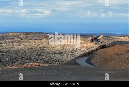 Kurvige Straße durch den Timanfaya Nationalpark, Lanzarote, die Kanarischen Inseln, Spanien, auch bekannt als Parque Nacional de Timanfaya Stockfoto