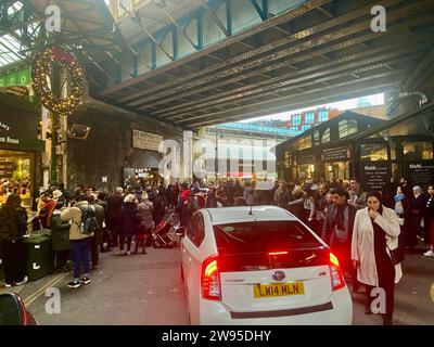 Nicht exklusiv: Die Käufer stoßen am Heiligabend durch einen sehr geschäftigen Borough Markt, um sich ein paar Last-Minute-Essenskäufe zu sichern. Stockfoto