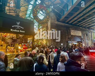 Nicht exklusiv: Die Käufer stoßen am Heiligabend durch einen sehr geschäftigen Borough Markt, um sich ein paar Last-Minute-Essenskäufe zu sichern. Stockfoto