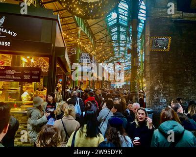 Nicht exklusiv: Die Käufer stoßen am Heiligabend durch einen sehr geschäftigen Borough Markt, um sich ein paar Last-Minute-Essenskäufe zu sichern. Stockfoto