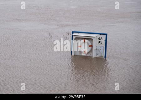 Hochwasser der Weser, für die Weser wurde die hoechste Warnstufe ausgerufen, die Einfahrt zum Hafen Vlotho ist ueberflutet, ein Rettungsring steht im Wasser, Vlotho, 24.12.2023. *** Hochwasser der Weser, höchste Warnstufe für die Weser, die Einfahrt zum Hafen von Vlotho ist überflutet, ein Rettungsschirm im Wasser, Vlotho, 24 12 2023 Stockfoto