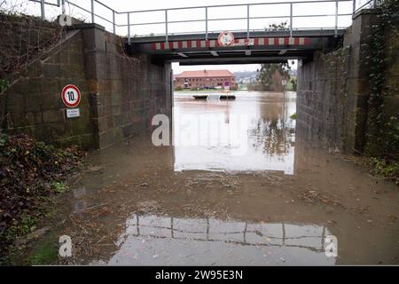 Hochwasser der Weser, für die Weser wurde die hoechste Warnstufe ausgerufen, die Einfahrt zum Hafen Vlotho ist ueberflutet, Vlotho, 24.12.2023. *** Hochwasser der Weser, höchste Warnstufe für die Weser, die Einfahrt zum Hafen von Vlotho ist überflutet, Vlotho, 24 12 2023 Stockfoto