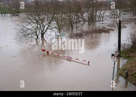 Hochwasser der Weser, für die Weser wurde die hoechste Warnstufe ausgerufen, die Einfahrt zum Hafen Vlotho ist ueberflutet, eine Absperrschranke steht im Wasser, Vlotho, 24.12.2023. *** Hochwasser der Weser, höchste Warnstufe für die Weser, der Eingang zum Hafen von Vlotho ist überflutet, eine Barriere im Wasser, Vlotho, 24 12 2023 Stockfoto